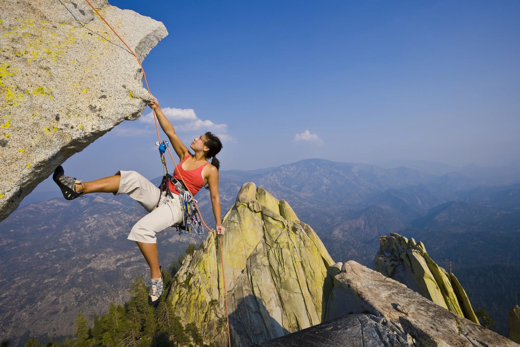 Rock climber rock climber org ru. Скалолазание в горах. Скалолаз на скале. Карабкаться по горам. Человек лезет в гору.