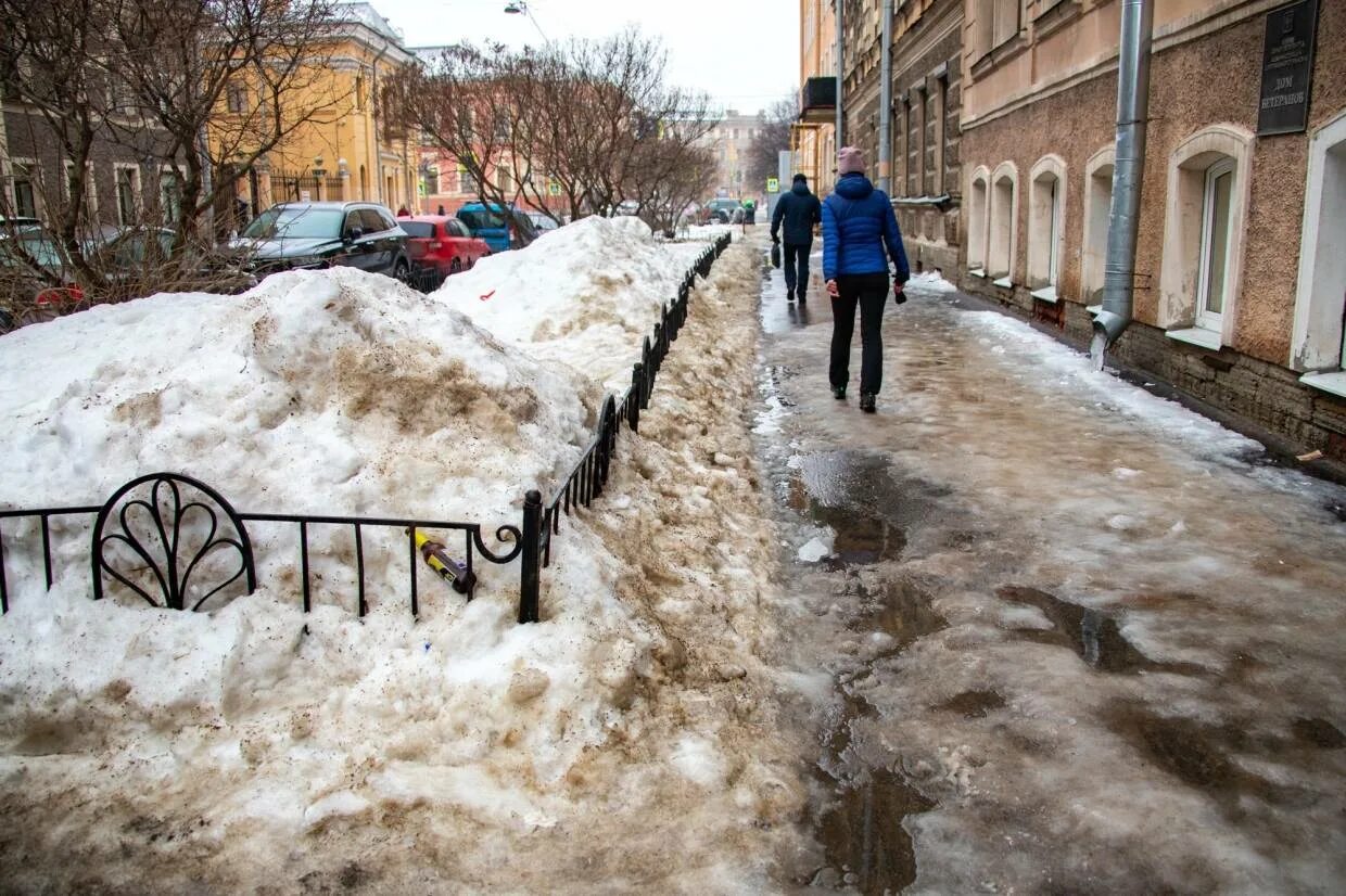 Снег на тротуаре. Уборка снега в СПБ. Снег в Питере. Уборка снега на улице. Почему на улице снег