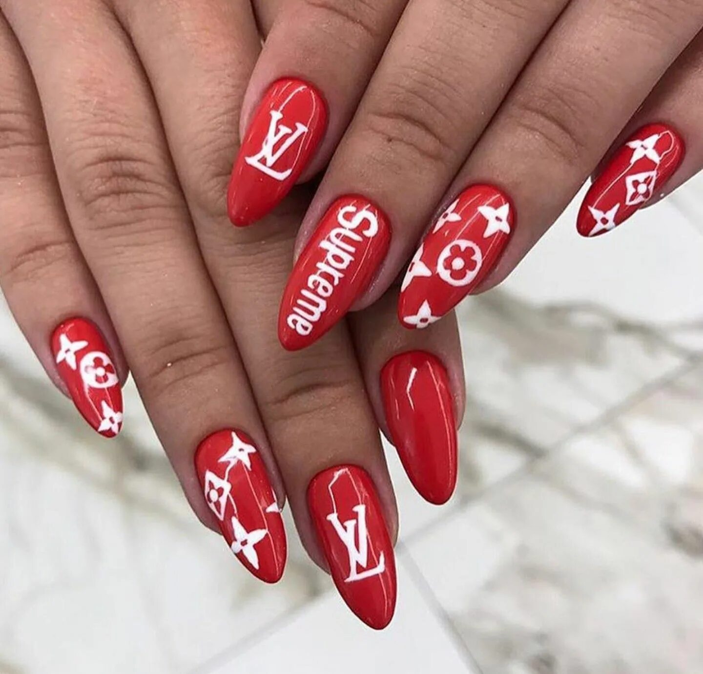 Ногти Supreme. Маникюр красный с брендами. Дизайн ногтей найк. Ногти найк длинные. Ногти найк