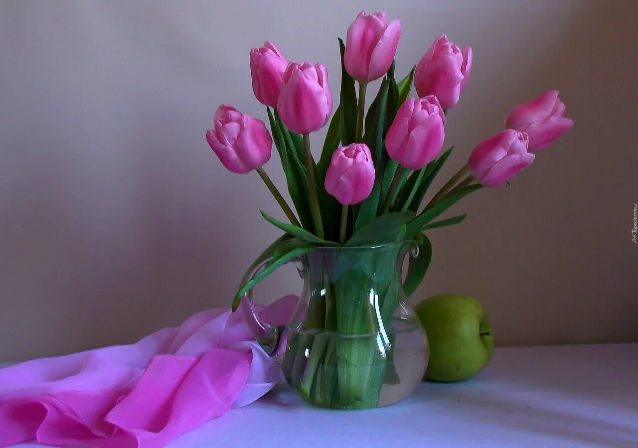Какой хороший день чтоб подарить цветов. Цветы тюльпаны в вазе. Красивые тюльпаны в вазе. Букет тюльпанов в вазе. Шикарные тюльпаны в вазе.