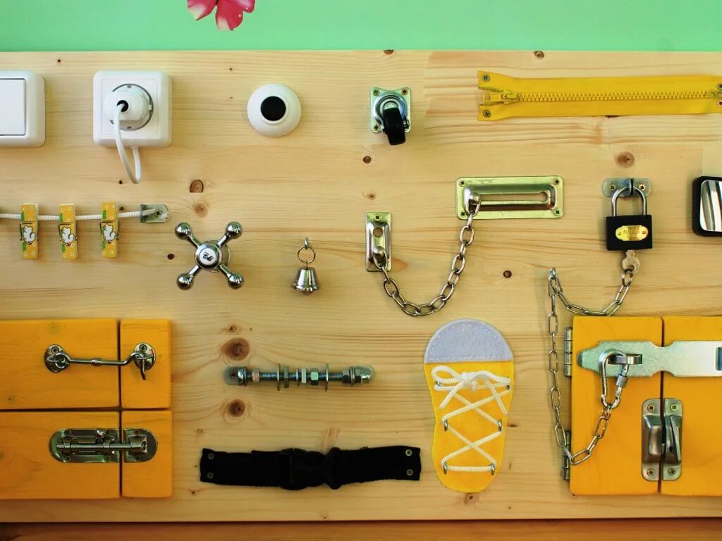 стенд для ребенка с выключателями. тренажер для мелкой моторики для детей. игрушки для мелкой моторики для детей. приспособления для развития детей. тактильная сенсорная доска монтессори.