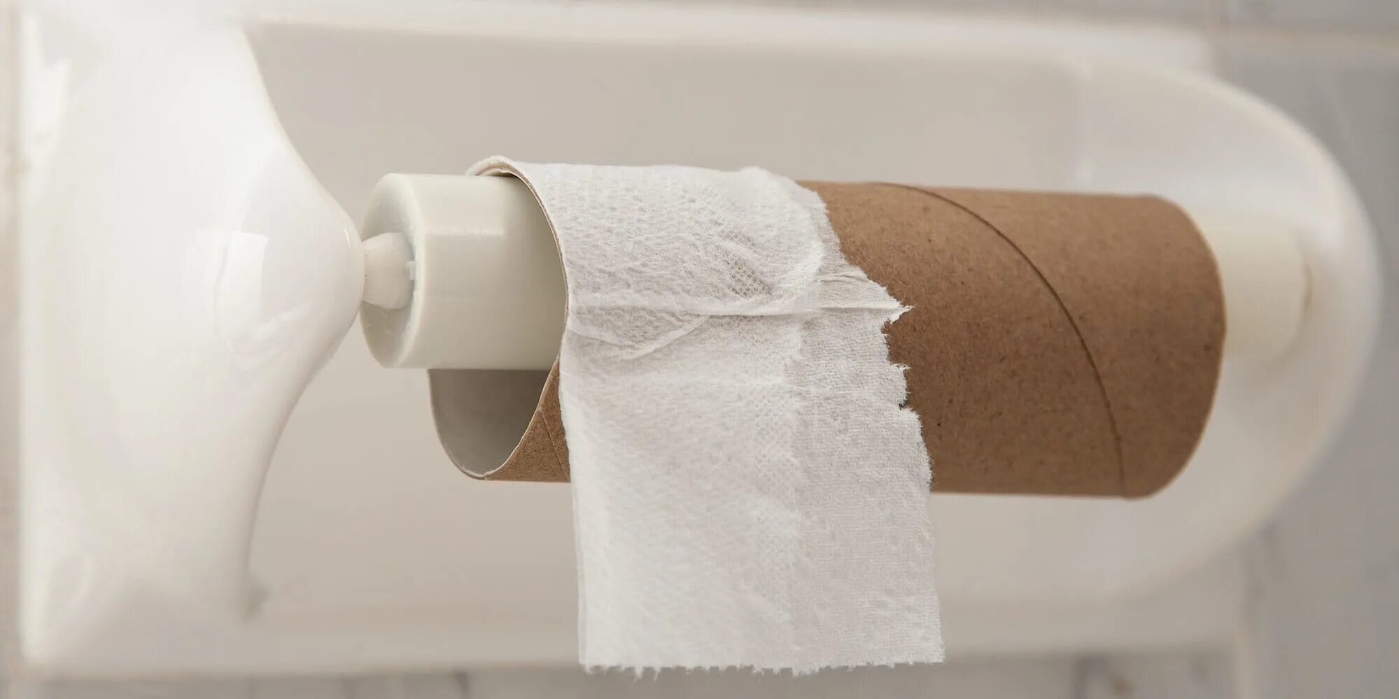 Закончилась туалетная бумага. Заканчивающийся рулон туалетной бумаги. Нет туалетной бумаги. Использованная туалетная бумага. Бумага кончается