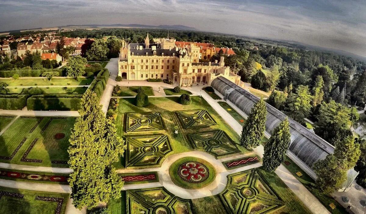 Замок леднице. Леднице-вальтице чехия. Замок леднице в чехии. Замок леднице в чехии. Ледница.