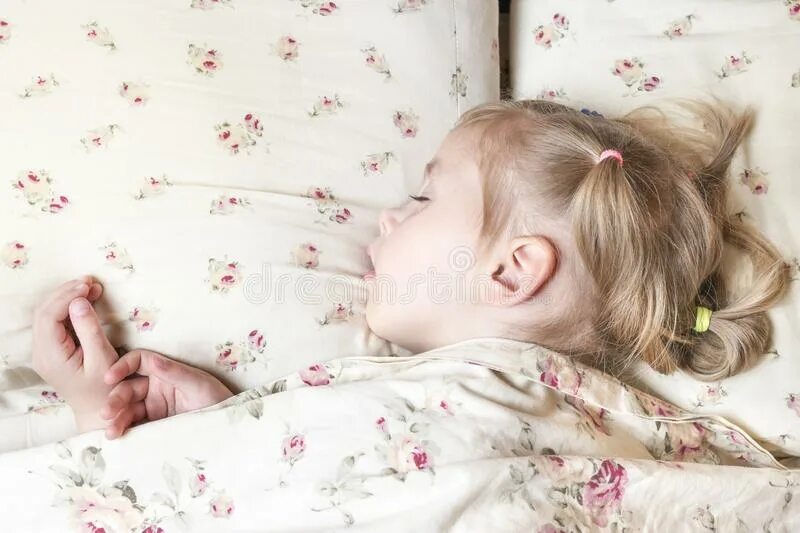 Т****** спящую little. Красивых снов. Ребенок спит. Т спящую девочку. Девочка спит домашнее.