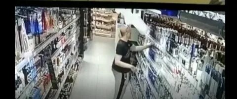 Совершила кражу в магазине