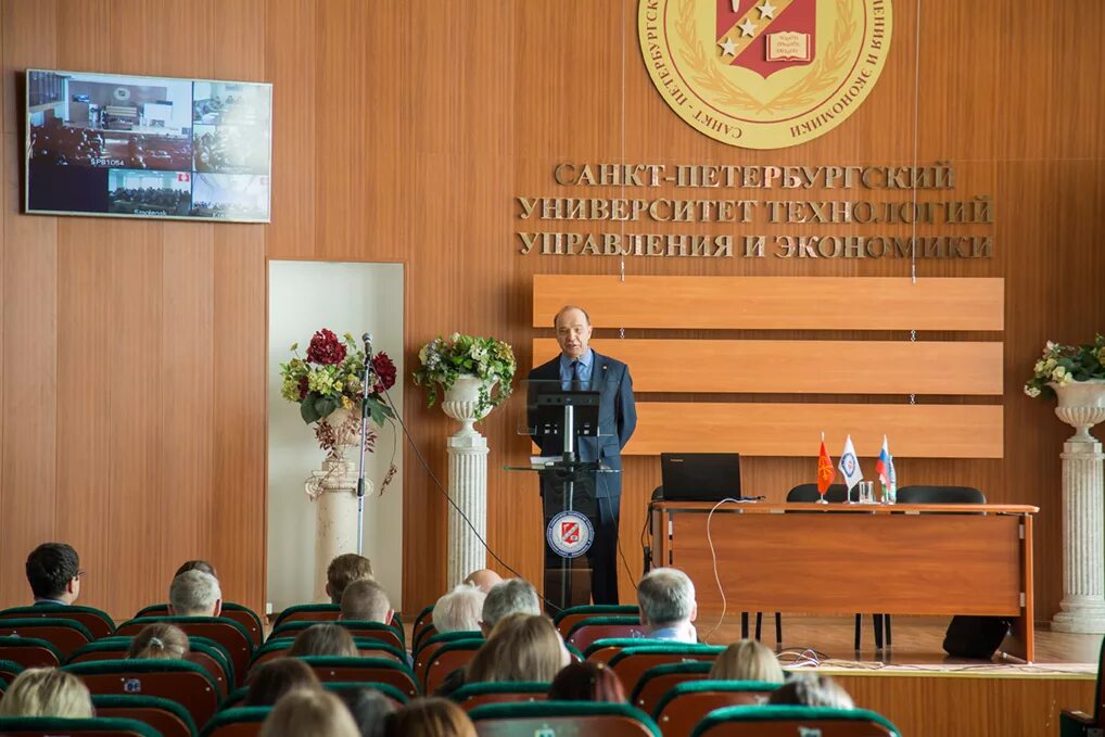 Университет управления и экономики сайт. Санкт-Петербургский университет управления и экономики. Университет экономики и управления. Университет СПБУТУИЭ. Санкт-Петербургская Академия управления и экономики.