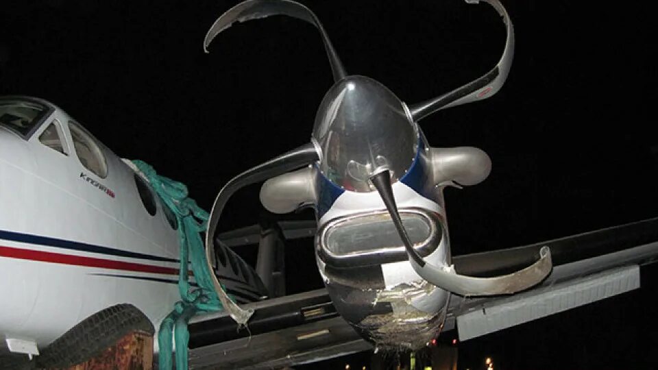 В самаре приземлился самолет. Эйр самара. самолет samara air. самолет с одной лопастью. самолет ульяновск посадка.