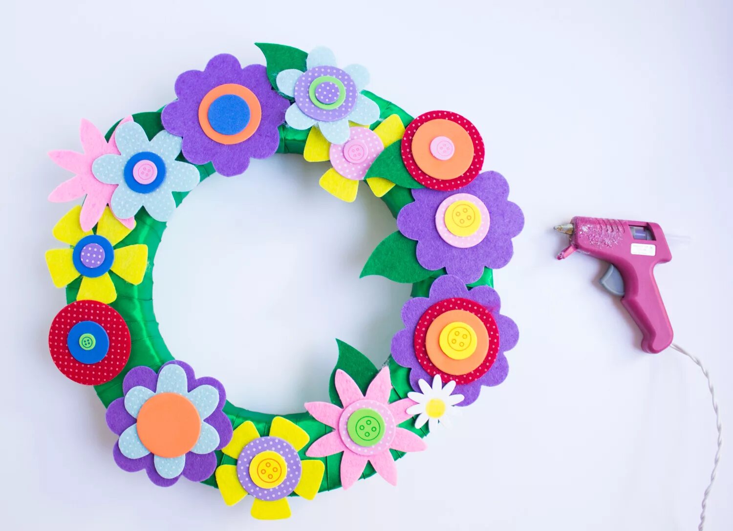 поделки из фоамирана своими руками для детей. поделки из фоамирана для детского сада. корзиночка из бумаги для детей. цветы из фома. фоторамка своими руками для детей.