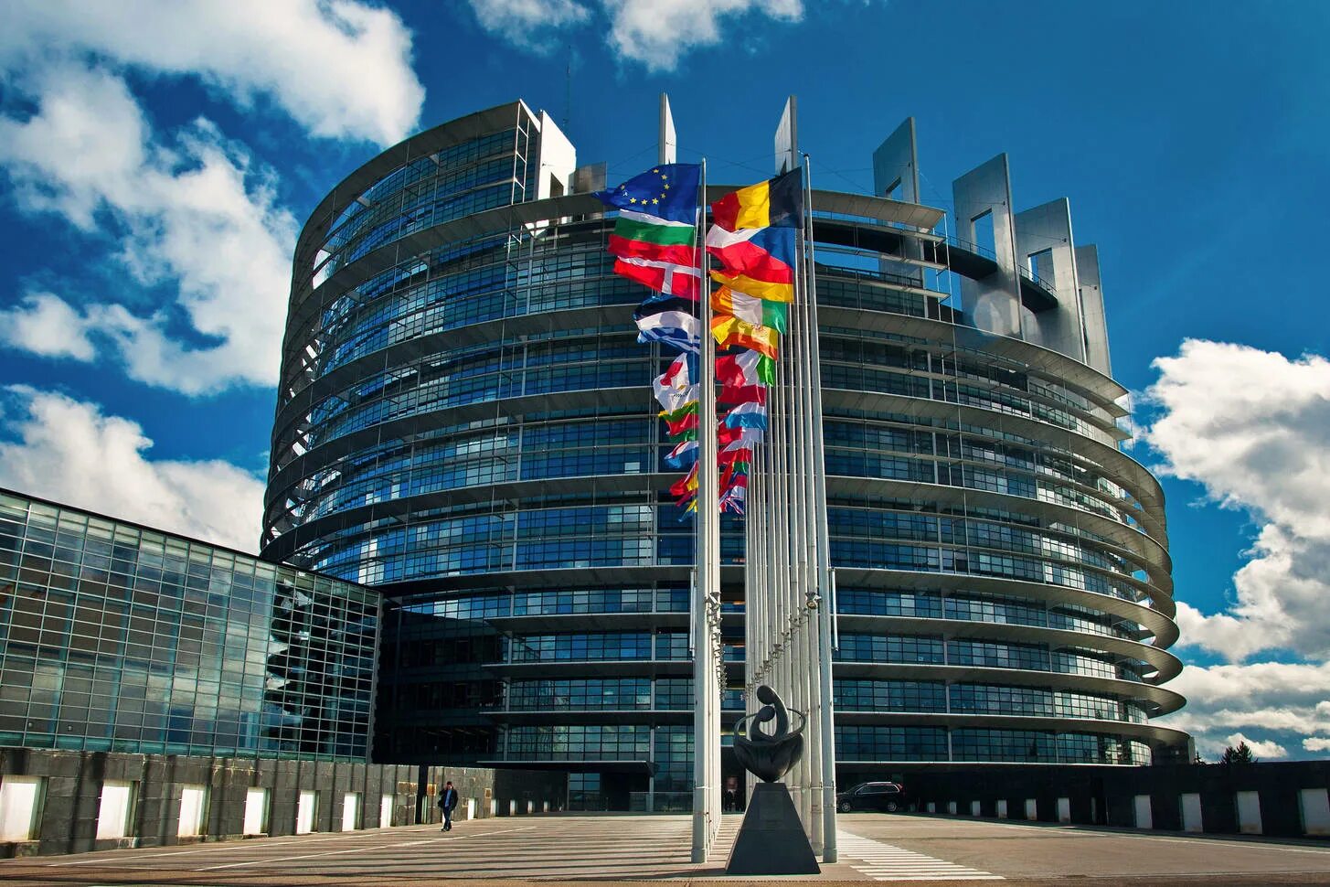 Европейский парламент Страсбург. Здание Европарламента в Страсбурге. Европейский Союз штаб квартира в Брюсселе. Здание Европарламента в Брюсселе.
