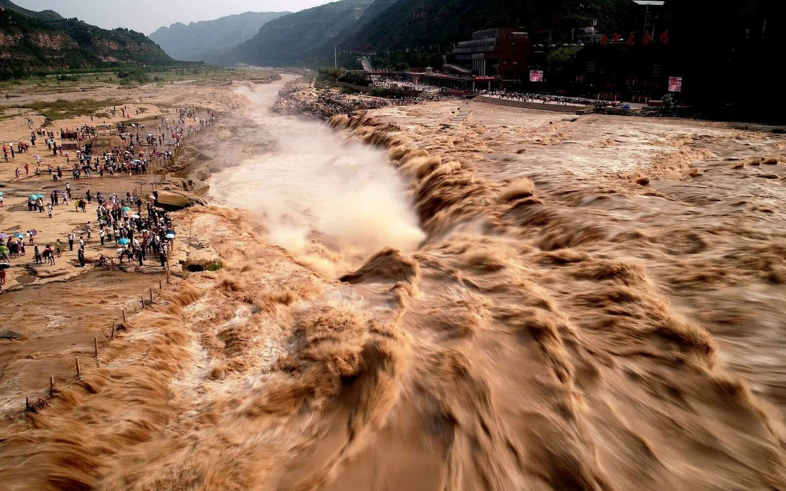 Кто такой хуанхэ. Лёссовое плато Хуанхэ. Лессы Китай Хуанхэ. Прорыв дамбы Хуанхэ. Разлив реки Хуанхэ.