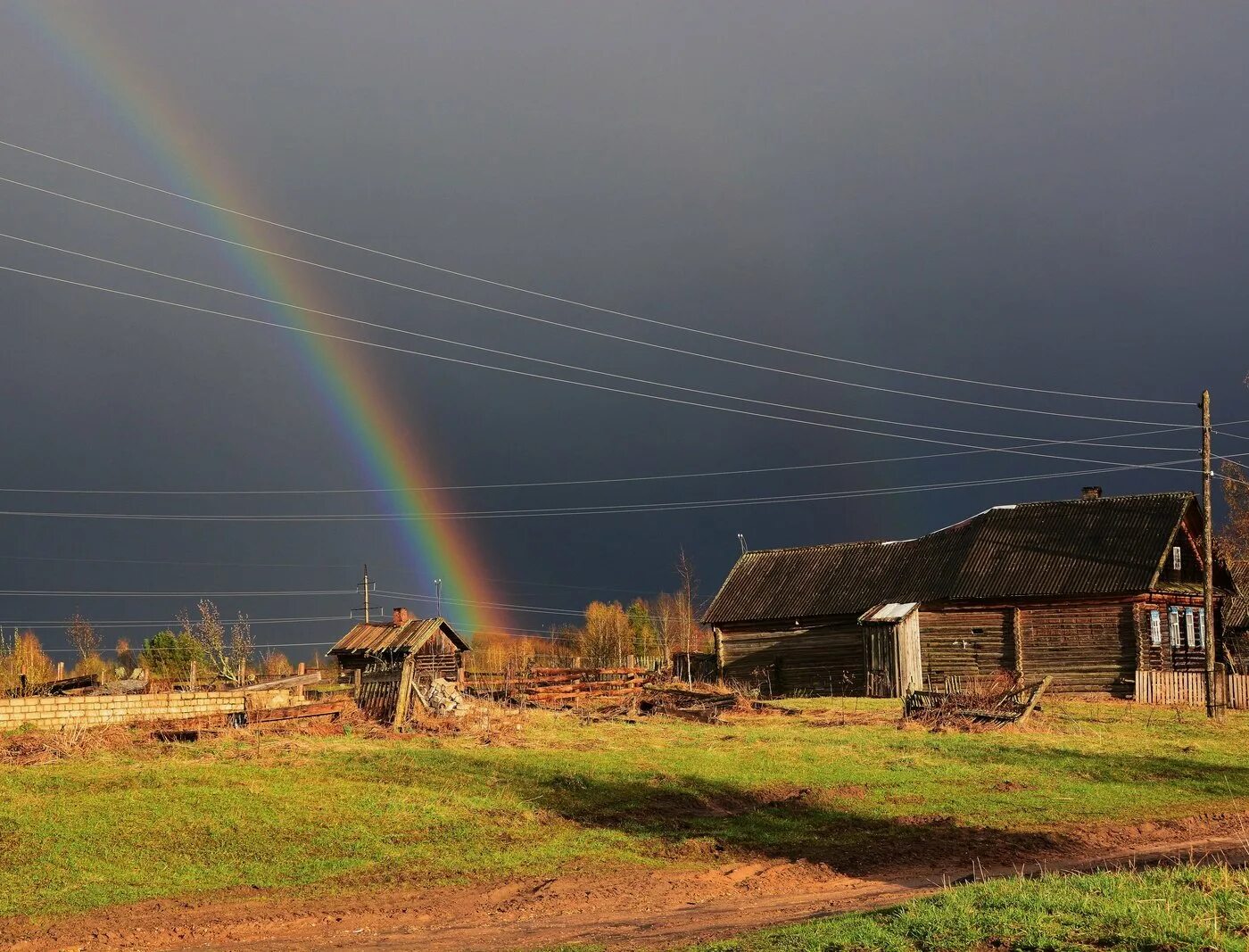 дождливая деревня. дом после дождя. дождь в деревне. радуга над домом. дом после дождя.