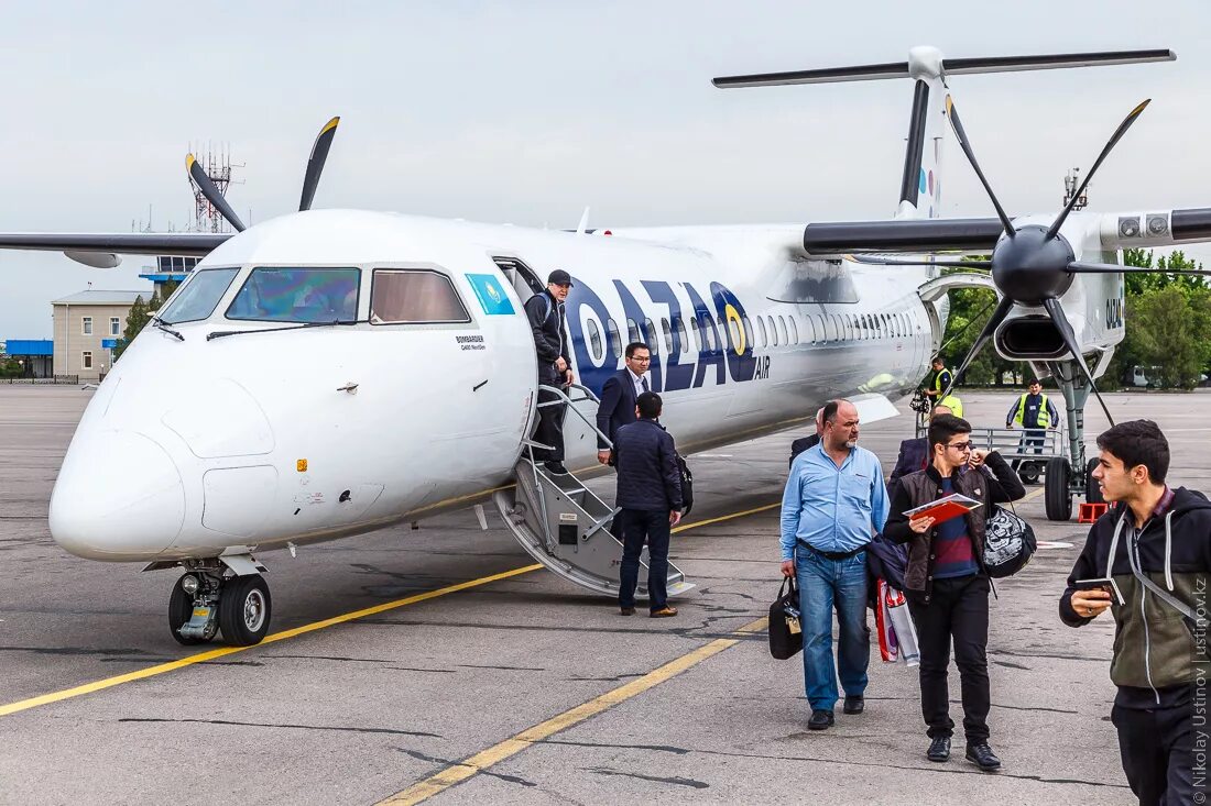 Купить самолет в казахстане. Qazaq Air самолеты. Казахская авиакомпания Qazaq Air. Самолеты авиакомпания казах Эйр. Авиапарк Qazaq Air.