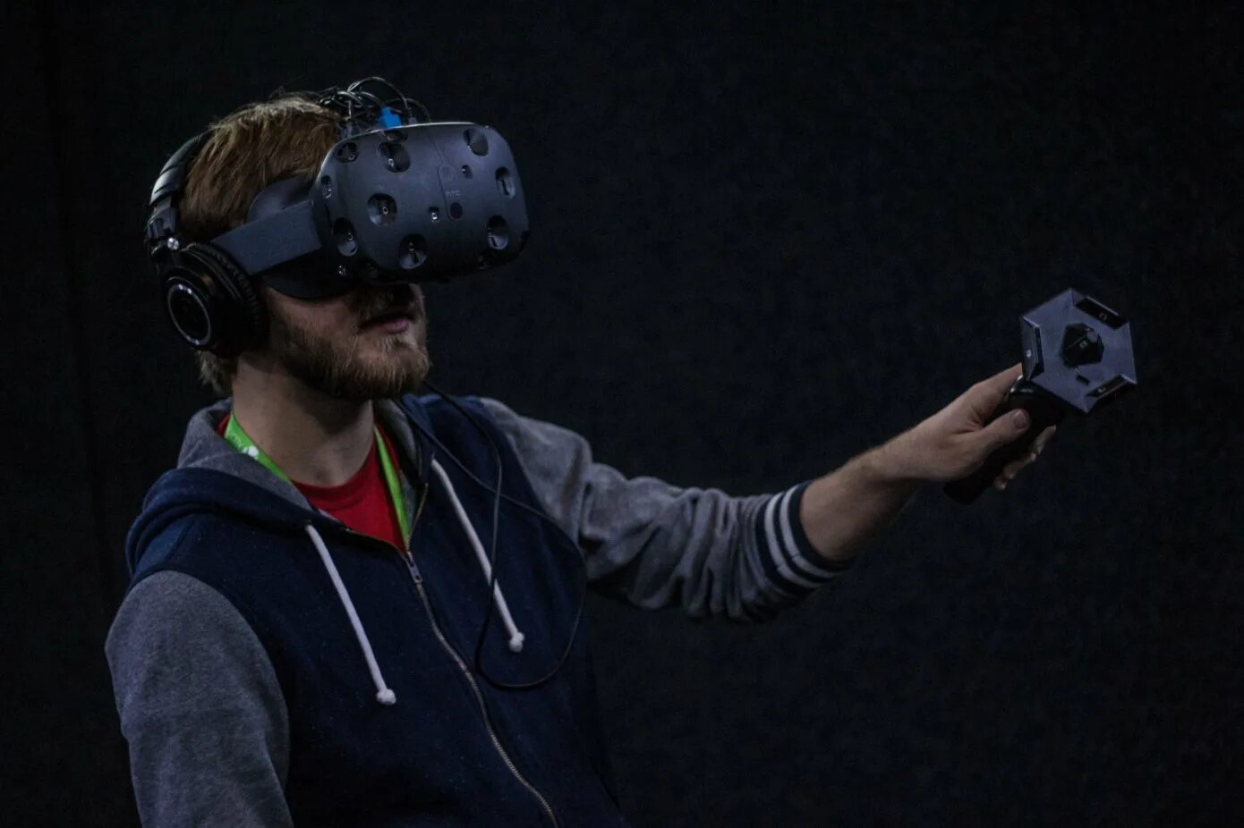 Htc vive 1. VR HTC Vive pre. HTC VR. Парень в виртуальной реальности. Самый лучший шлем виртуальной реальности.