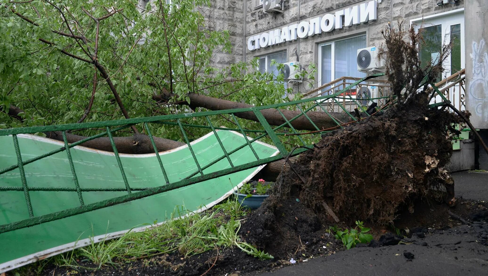 Москва ураган новости сейчас. Ураган в Москве 1998. Ураган, июнь 1998. Смерч в Москве 1998. Ураган 98 года в Москве.