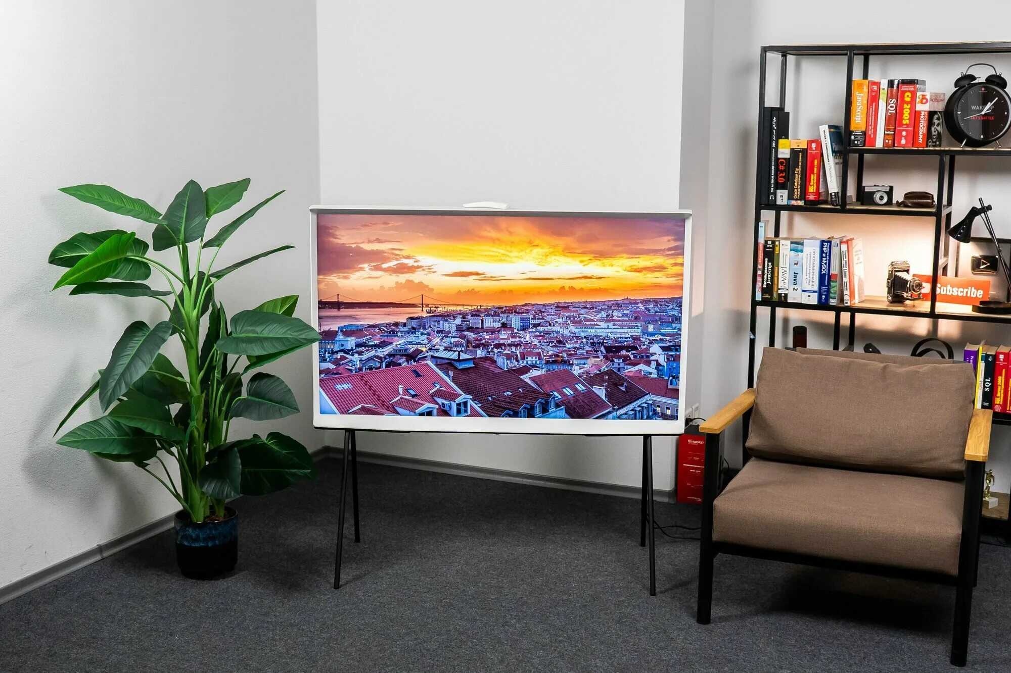 Рейтинг телевизоров 43 2024. Самсунг qe55ls01. Телевизор QLED Samsung the Serif qe55ls01rau 55" (2019). 55" Телевизор Samsung the Serif. Телевизор Samsung qe50ls01tb.