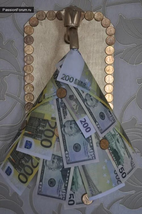 подарок с деньгами на день рождения. прикольный денежный подарок на свадьбу. оригинальная открытка на свадьбу для денег. оригинальный подарок деньгами. домик из купюр на свадьбу.