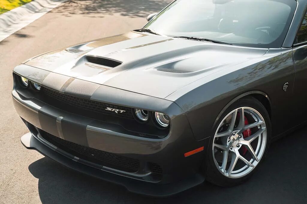 Диски челленджер. Додж челленджер диски. dodge challenger hellcat. колеса на додж челленджер. dodge challenger wheels.