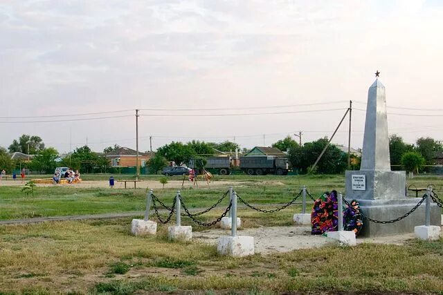 Зимовники фото. Памятники в поселке Зимовники. Ростовская область, Зимовниковский район, поселок Зимовники вокзал. Лагунный Хутор Зимовниковский район.