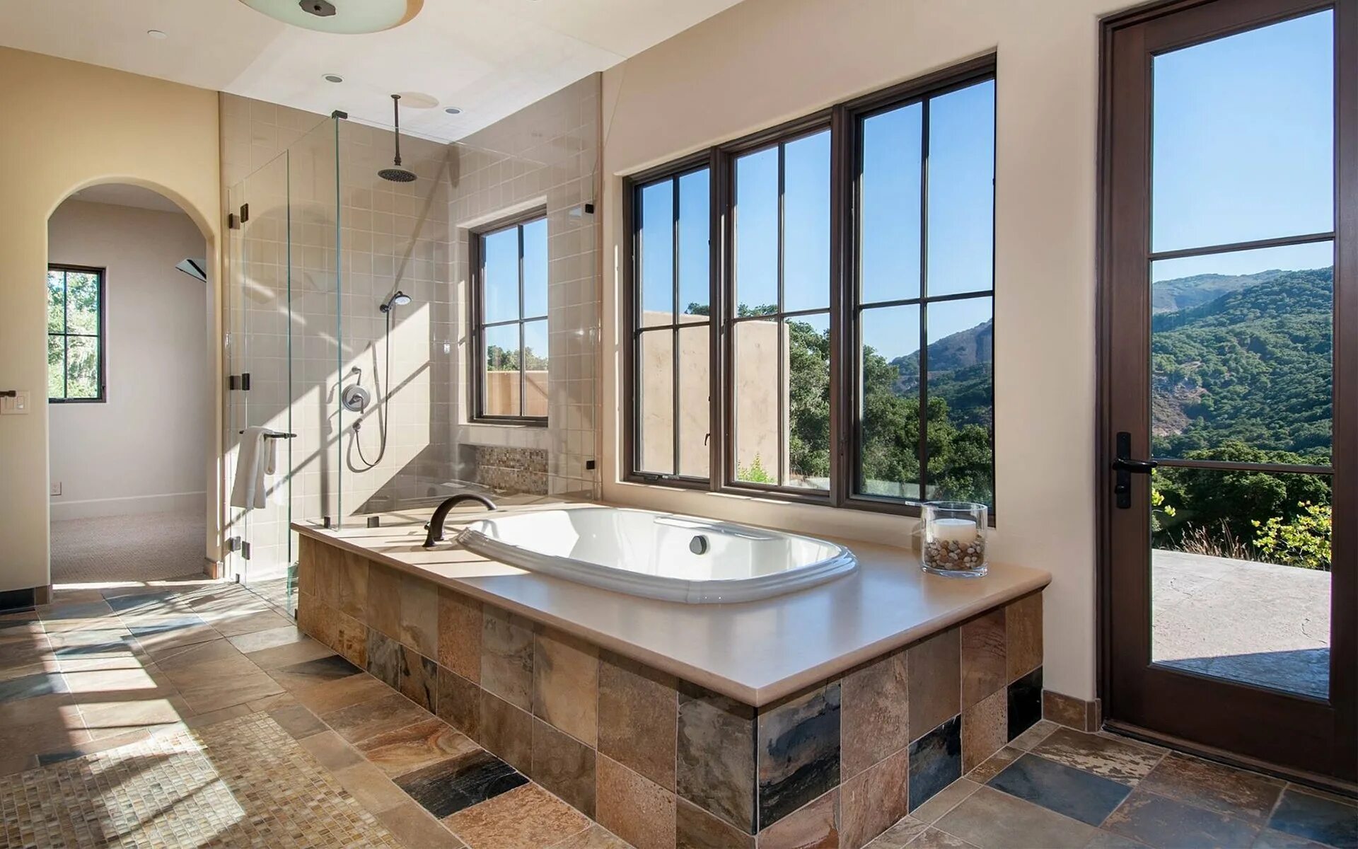 Ванная комната шире ванны. Красивые Ванные комнаты. Ванная с окном в частном доме. Красивые Ванные комнаты с окном. Ванная комната с большим окном.
