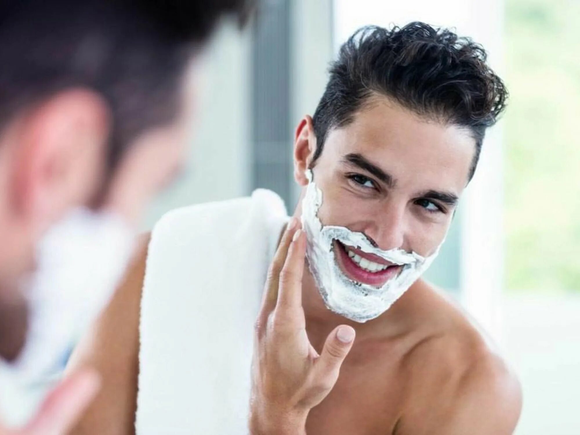 Мужской уход за волосами. Мужчина бреется. Бритья для мужчин. Мужское бритье лица. Фотосессия бритье.