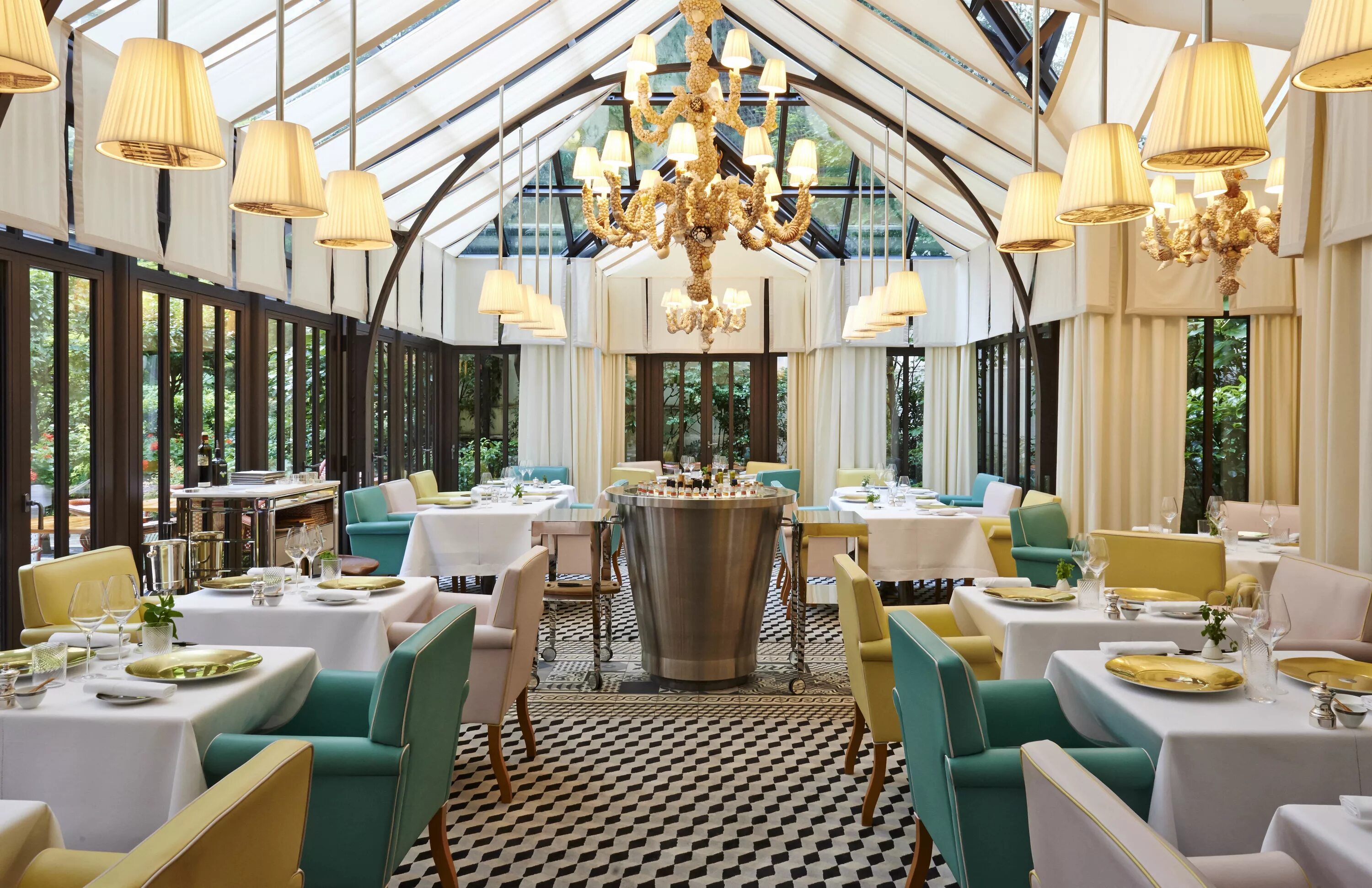 Отель le Royal Monceau Raffles Paris. Отеля Royal Monceau. Интерьер отеля Royal Monceau. Ресторан le Royal Париж.