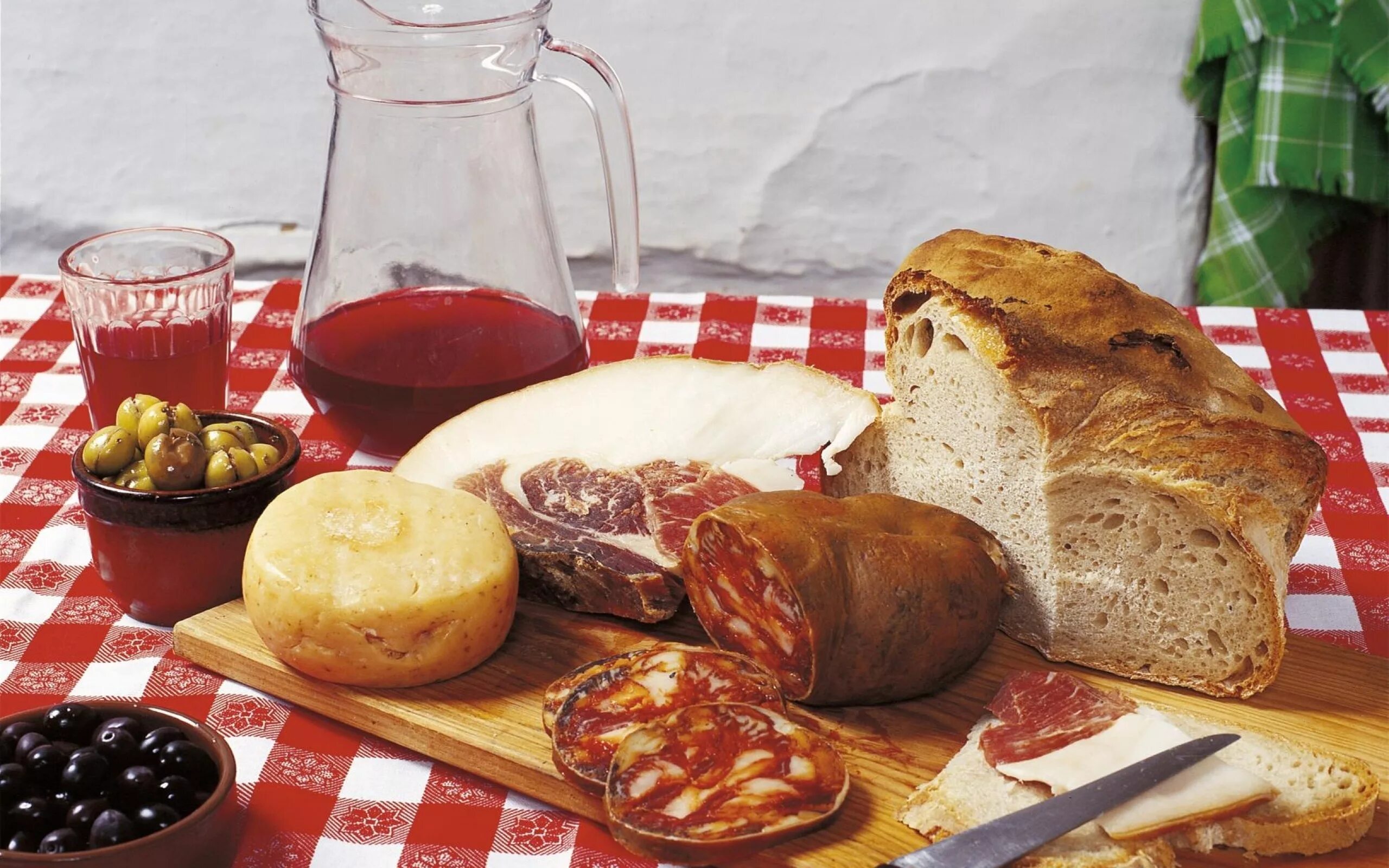 Деревенский стол с едой. Мясо и хлеб. Хлеб с колбасой. Хлеб колбаса молоко. В хлебе есть мясо