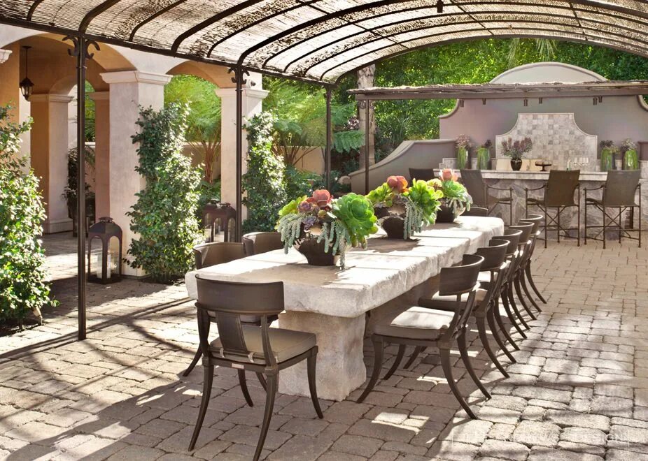 Пергола тендоне виноград. Дворик под. Патио в загородном доме. Уютный двор в частном доме. Патио между домом и забором.