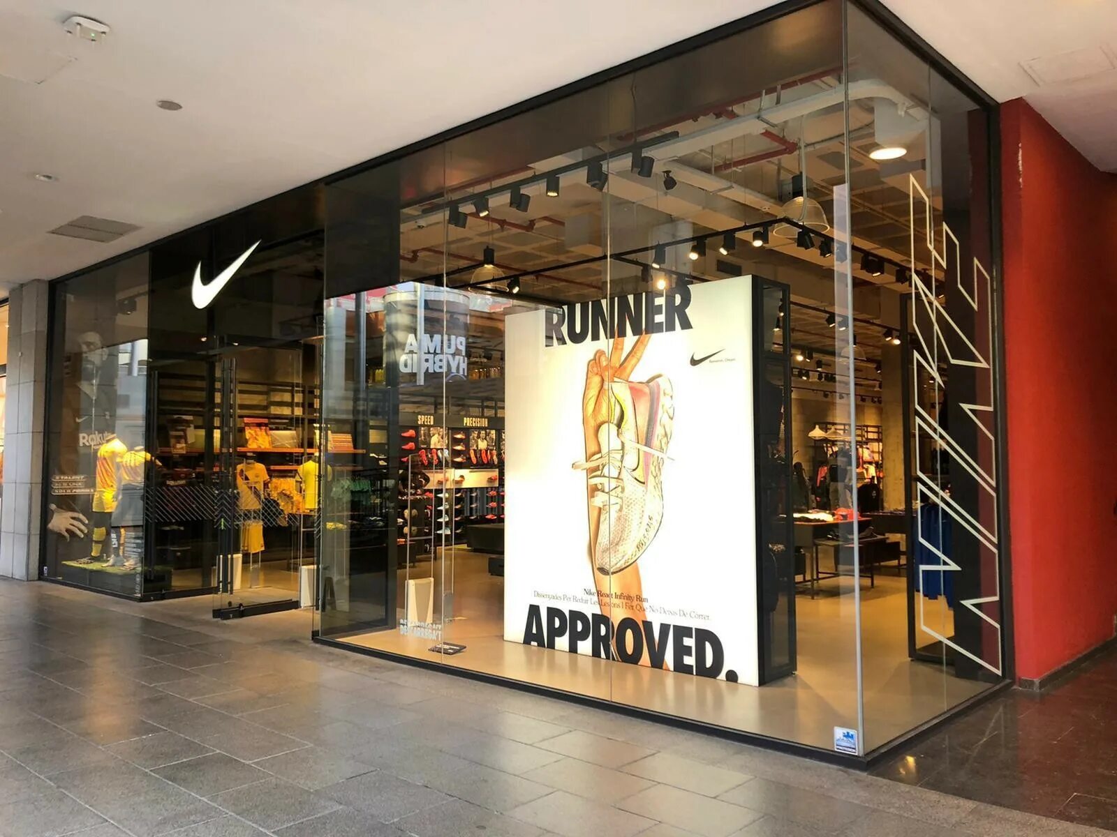 Найк outlet nike. Малага магазин Nike. Nike Store в Ольбии. Витрина Nike. Фирменный магазин Nike.