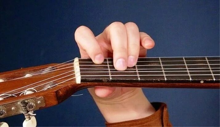 Игра гитаре левой рукой. Пальцы на струнах гитары. Струны на гитаре. Гитарные Лады. Игра на гитаре.