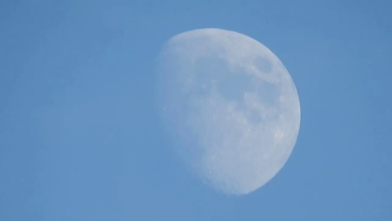 The day of the moon is. Луна в облаках. half moon. фото растущей луны на небе. hilal moon.