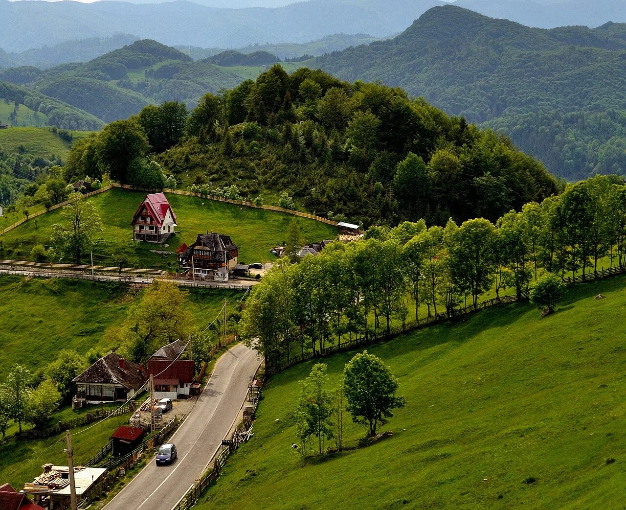 Village на русском языке. Долина город Закарпатье. Деревня ландскейп. Современная польская деревня. Агротуризм в Чехии.