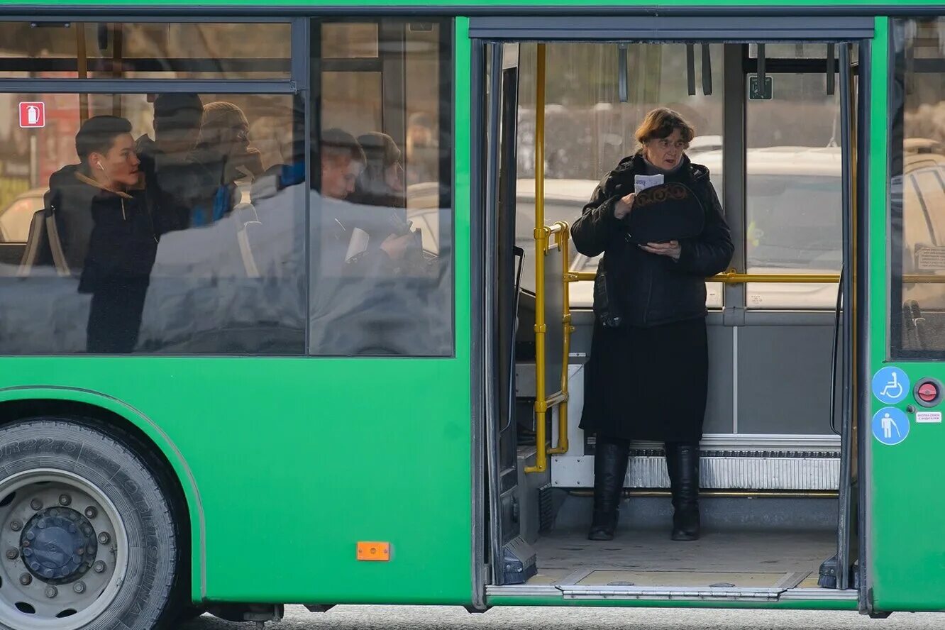 Кондуктор в автобусе. Кондуктор Екатеринбург. Люли выходят из автобуса. Женщина кондуктор автобуса.