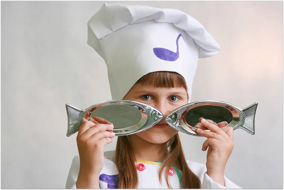 Рыба для детей. Девушка ест рыбу. Рыба в рационе детей. Рыба в рационе детей. Рыба кушать.