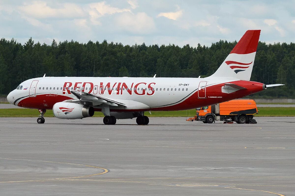 Какие самолеты в мае. Ред Вингс самолет Airbus 320. Аэробус а320 ред Вингс. Ред Вингс Ереван. Ред Вингс WZ-89.
