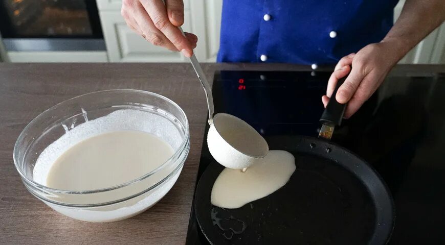 Блинное тесто. Наливаем тесто на сковороду. Смазывание сковороды для блинов. Смазать сковороду сливочным маслом.