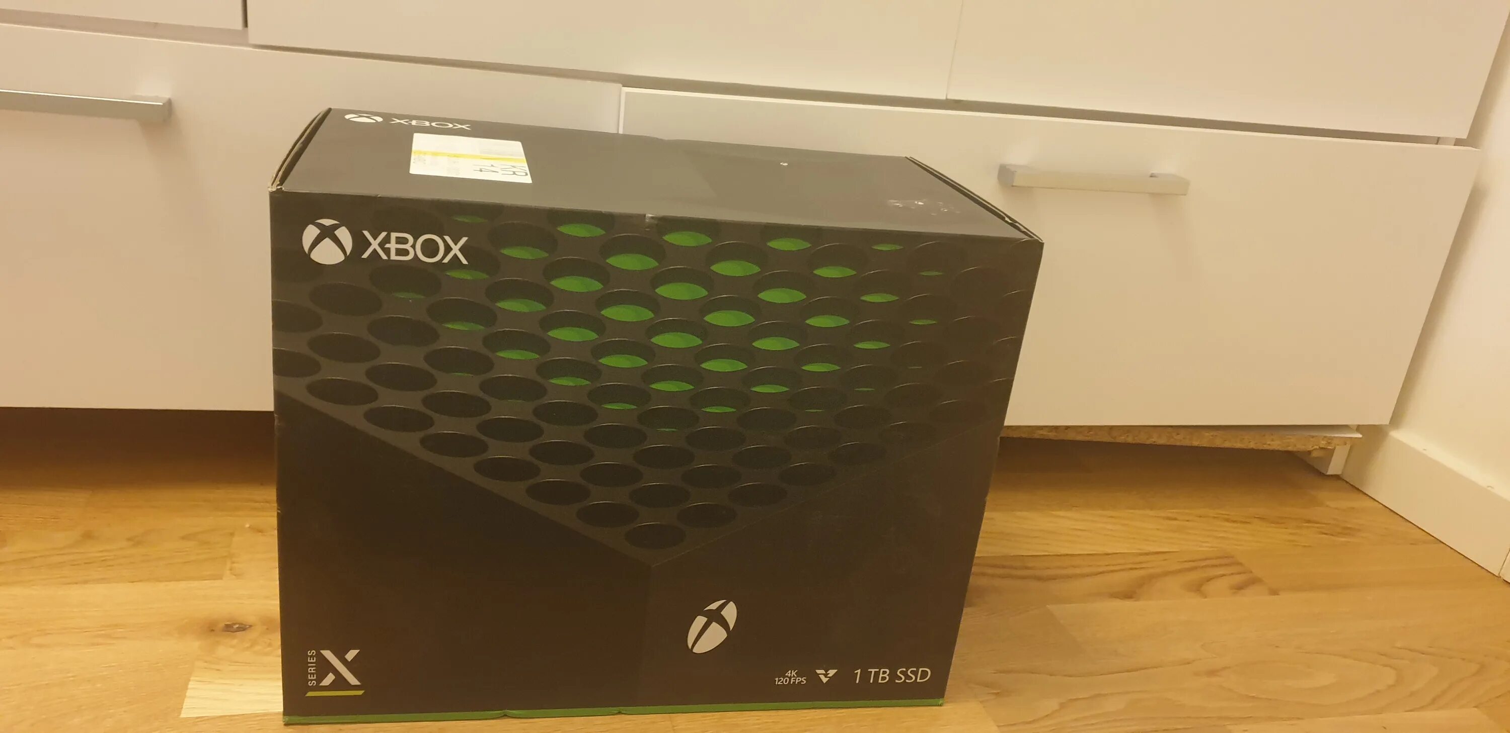 Xbox series x wifi. Xbox Series x коробка. Xbox Series x 1tb. Xbox Series x 2 TB. Габариты упаковки Xbox Series x.