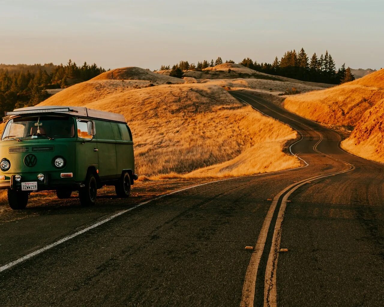 Volkswagen дорог. Обои Volkswagen California. Машина на дороге. Путешествие на машине. Обои на рабочий стол путешествия.