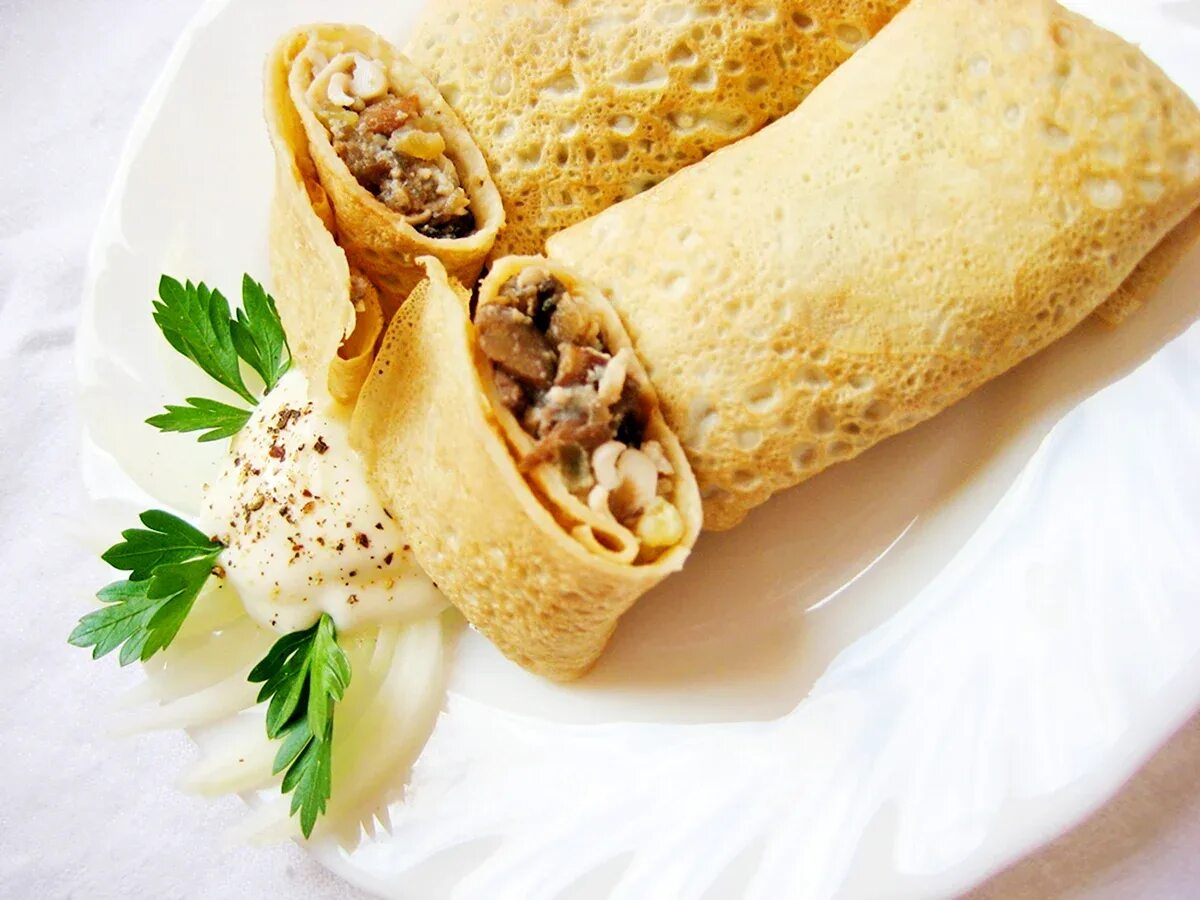 Сырные блинчики. Блинчики с курицей. Блинчики с начинкой. Блинчики с сырной начинкой. Блины фаршированные ветчиной и сыром.