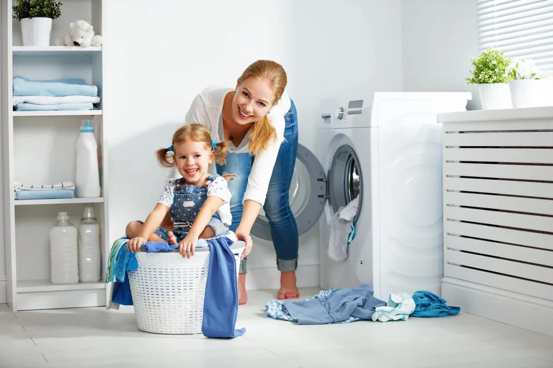 Мама стиральная машина. Стиральная машина для детей. Стиральная машина и семья. Стирка с детьми. Мама с ребенком у стиральной машины.