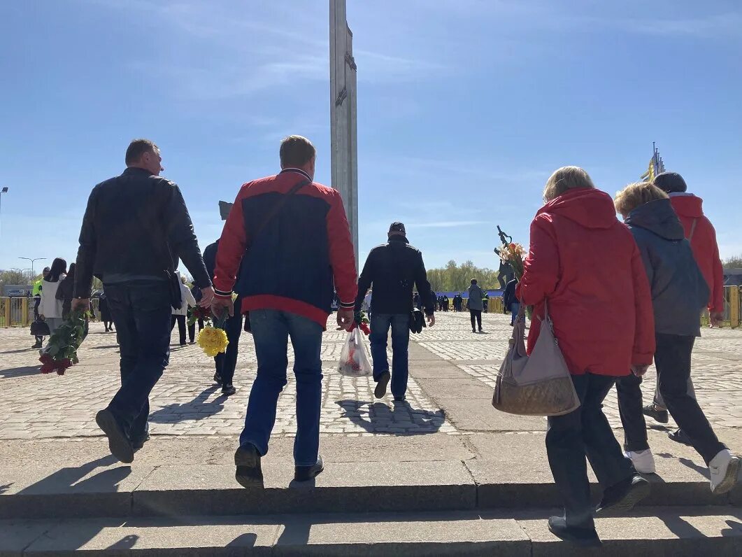 Рига бессмертный полк. День победы в латвии. Памятник освободителям риги. День победы в прибалтике. Полицейский латвии.