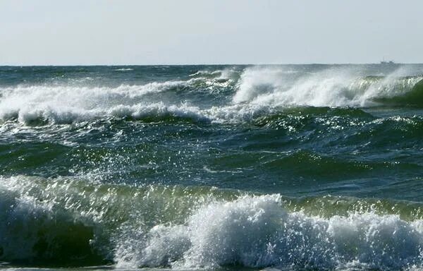 В море шумная волна. Море картинки. Волны на закате. Черное море прибой. Морской прибой сочи.