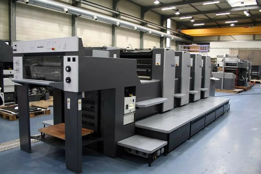 полиграфическая техника. полиграфическая техника. печатная машина manroland. печатник офсетной печати heidelberg. современный печатный станок.