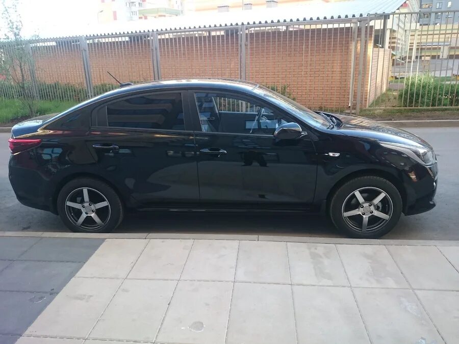Диски рио 3 r15. Kia rio 4 черный r16. черная kia rio на литье r15. kia rio 16 черная. черная киа рио 3 на дисках р16.