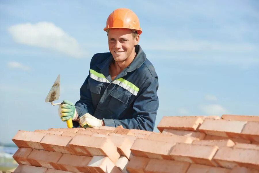 Требуются каменщики объявление. Каменщик. Строитель каменщик. Владимир григорьевич каменщиков. Спецформа каменщика.