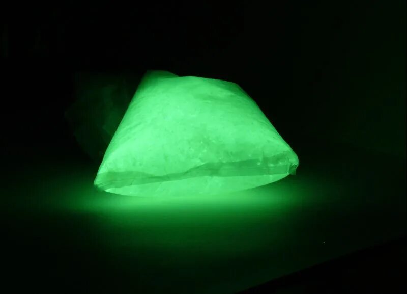 Светящиеся кристаллы. Цезий 137 свечение. Светящаяся соль. Светящийся фосфор. Фосфоры это люминофоры.