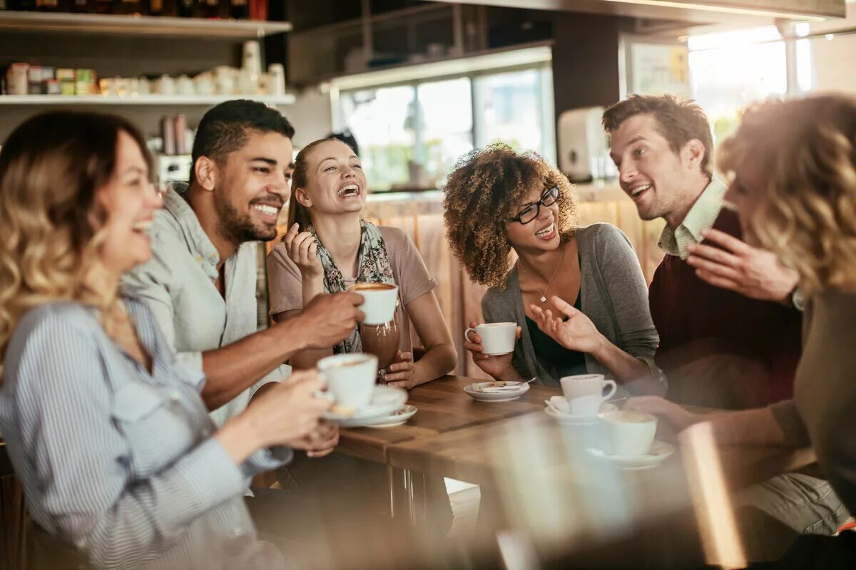 День встреч кафе. Друзья в кафе. Ужин с друзьями. Встреча друзей в кафе. Кафе встреча челны.