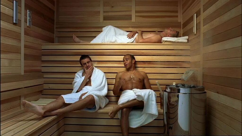 Банька для двоих. Молодежь в сауне. Студенты в сауне. Пара в сауне. Баня.