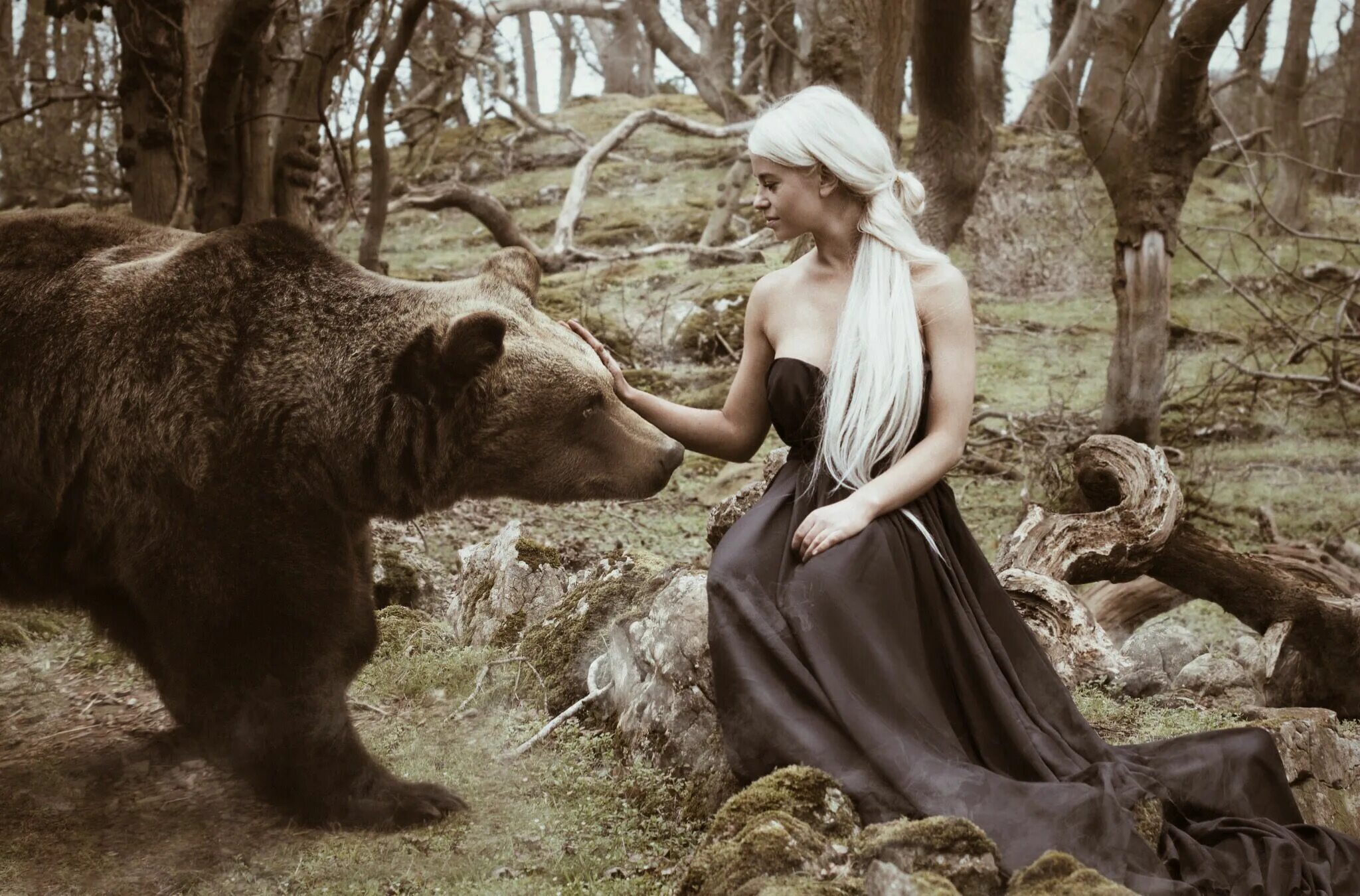 Woman with animals. Девушка и медведь. Блондинка с медведем. Девушки и животные. Медведь и девушка картинки.