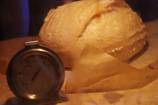 Колпак для хлеба. " Хлеб под колпаком". Хлеб печь под колпаком. Выпечка хлеба под колпаком.