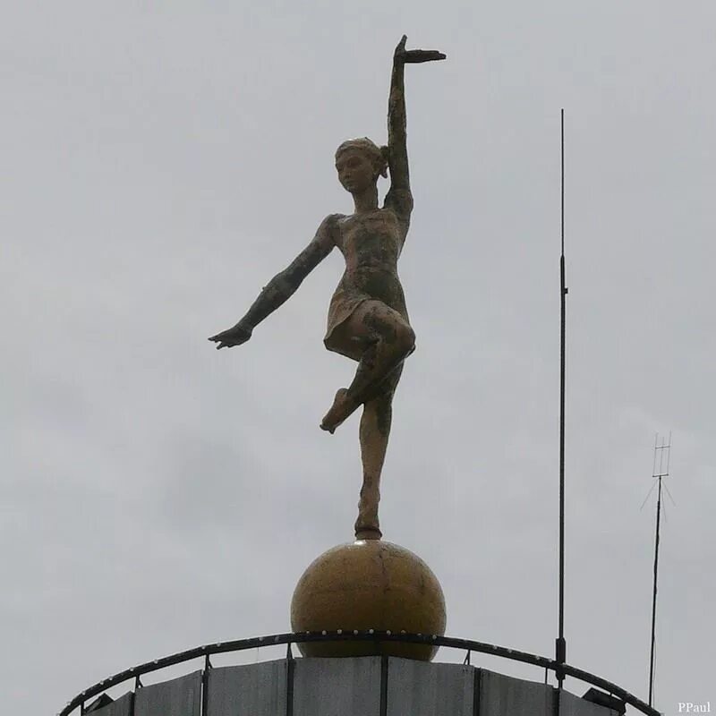 Скульптура девочка на шаре Новороссийск. Памятник девочка на шаре Новороссийск. Скульптура спортсменки. Девочка на шаре цирк.